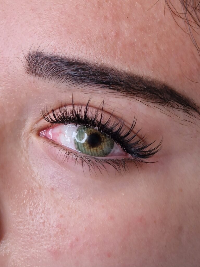 Hybrid Wispy Style created with Classic and Volume eyelash extensions.